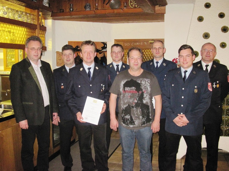Mit Urkunde und Feuerwehrehrenzeichen wurden Roland Schindele, Robert Mahler, Werner Gropper ausgezeichnet für 25 Jahre Mitgliedschaft